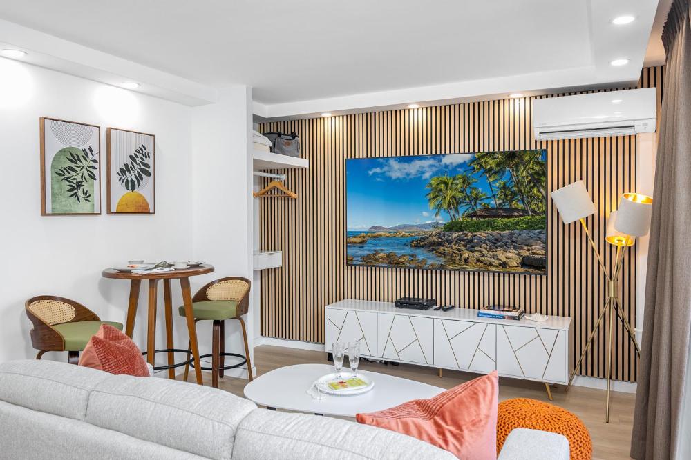 Steps to Waikiki Beach! Newly Renovated with 75" TV